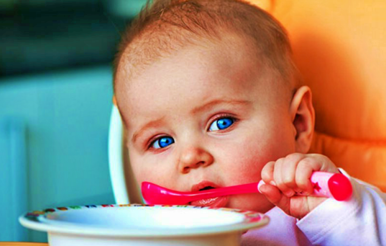 Ребенок учится есть сам. Ребенок кушает. Прикорм. Ребенок с ложкой. Каша для детей.