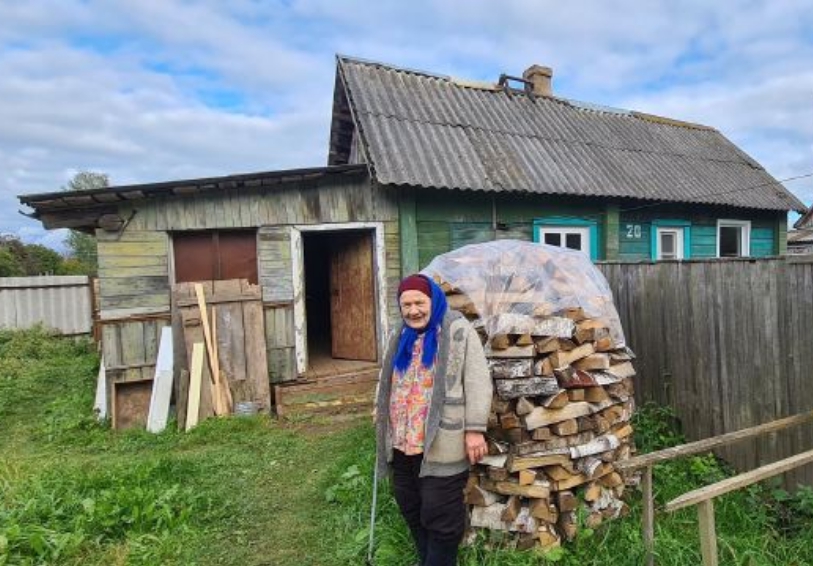 Сбежать из дома бабушка. Дом бабушки. Дом бабушки в деревне. Баба развалюха. Домик из бабашек.