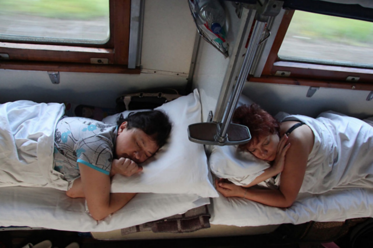Спит в поезде